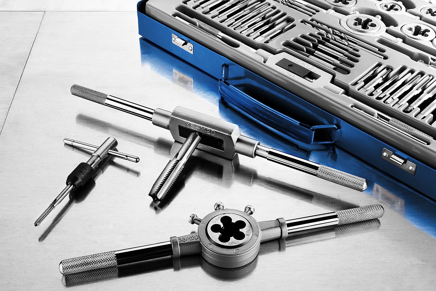 Набор метчиков и плашек ЗУБР "ПРОФЕССИОНАЛ", сталь Р6М5, 32 предмета. Фото N3